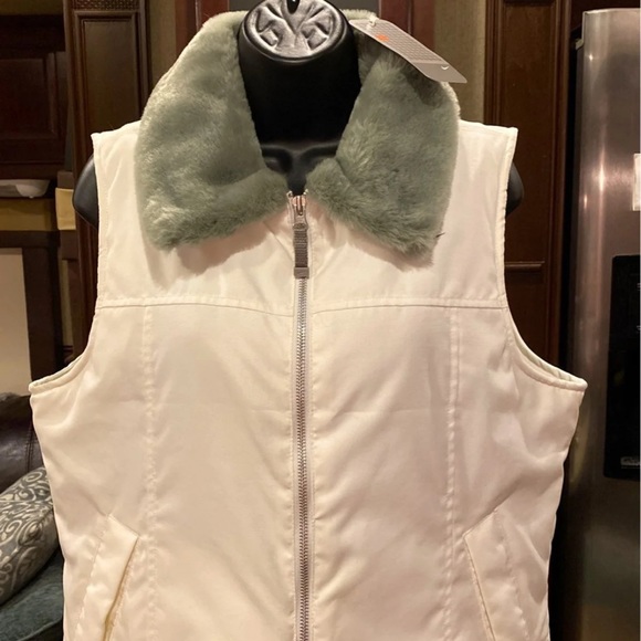 NWT Nike Vest Size Medium - Picture 2 of 11